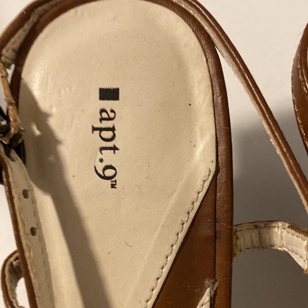 Medium heels, sandal style. - Picture 6 of 10